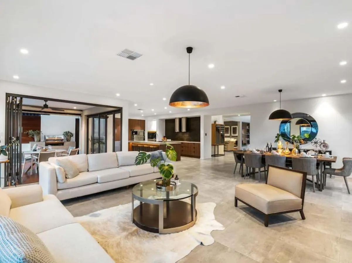 Sublime Contemporary Designer Villa With Pool And Sauna Rochedale 0*,