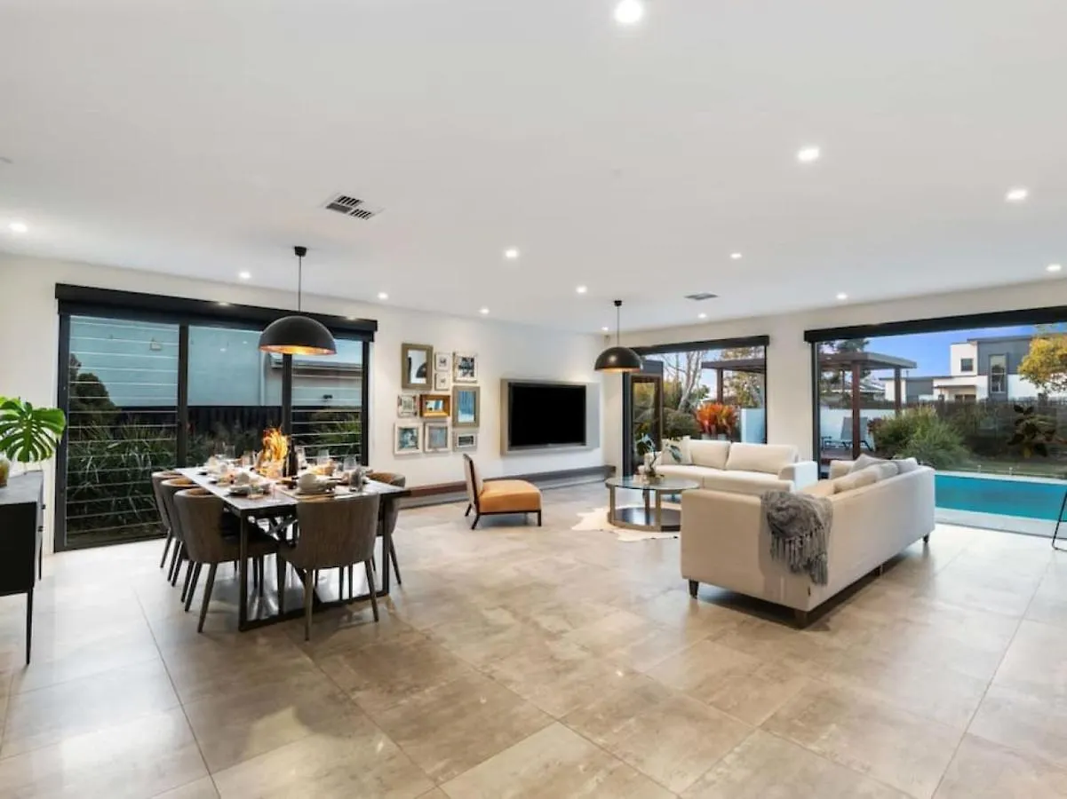 Rochedale Sublime Contemporary Designer Villa With Pool And Sauna